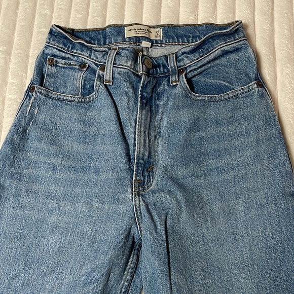 Abercrombie & Fitch The ‘90s Straight Ultra High Rise Jean | Size 26 2 Regular - Picture 3 of 7